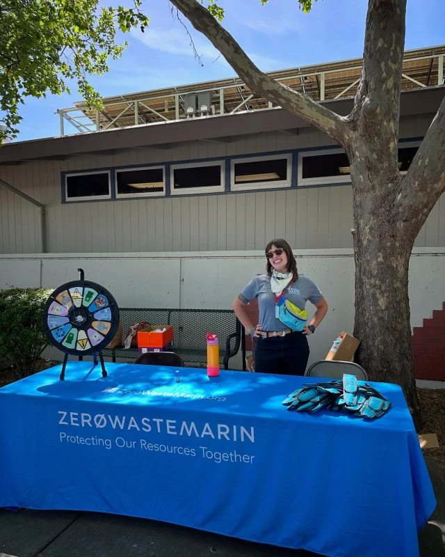 The Zero Waste Schools team had a great time celebrating Earth Day at Kent Middle School’s Earth Day Fair! 💚 Students got to visit 9 different tables with different Earth Day activities. At our table, students spun the wheel to answer a trivia question, and then raced in a recycling relay to see who could could correctly waste the fastest. Thank you for inviting us to join your celebration!  @kentcommunitygarden @kentfieldschoolspta #earthday #earthdayeveryday #zerowasteschools #zerowastemarin 

¡El equipo de Zero Waste Schools se lo pasó muy bien celebrando el Día de la Tierra en la Feria del Día de la Tierra de Kent Middle School! 💚 Los estudiantes visitaron 9 mesas diferentes con diferentes actividades del Día de la Tierra. En nuestra mesa, los estudiantes giraron la rueda para responder a una pregunta de trivia, y luego corrieron en un relé de reciclaje para ver quién podría desperdiciar correctamente más rápido. ¡Gracias por invitarnos a unirnos a su celebración!